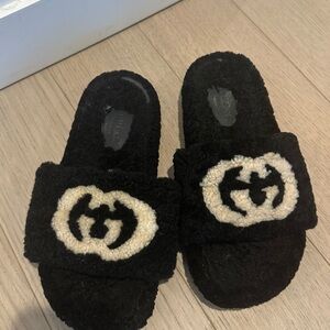 Gucci furry sandals size 6.5